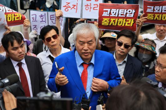 사랑제일교회 압수수색, 발언하는 전광훈 목사     (서울=연합뉴스) 최재구 기자 = 경찰이 올해 1월 발생한 서울서부지법 폭력 난동 사태에 연관됐다는 의혹을 받는 전광훈 목사와 사랑제일교회에 대해 압수수색에 나선 5일 서울 성북구 사랑제일교회에서 나온 전광훈 목사가 발언하고 있다.  2025.8.5     jjaeck9@yna.co.kr (끝)   <저작권자(c) 연합뉴스, 무단 전재-재배포, AI 학습 및 활용 금지> 연합뉴스