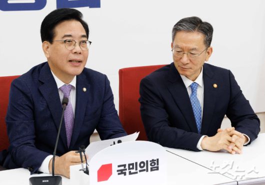 국민의힘 송언석 비상대책위원장 겸 원내대표가 6일 오후 국회에서 정성호 법무부 장관을 접견하고 있다. 황진환 기자