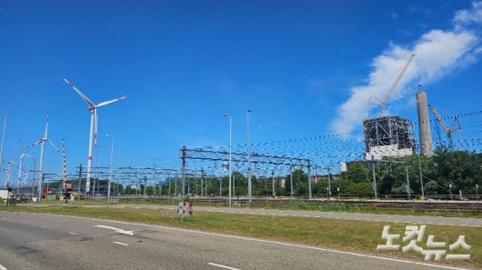 풍력발전시설이 가동중인 가운데 화력발전시설이 철거되고 있는 모습. 암스테르담=최원철 기자