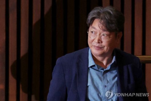 (서울=연합뉴스) 김주성 기자 = 차명 주식거래 의혹을 받는 더불어민주당 이춘석 의원이 5일 국회 본회의에 출석해 방송법 개정안에 대한 기표를 한 뒤 투표함으로 이동하고 있다. 2025.8.5 utzza@yna.co.kr 연합뉴스