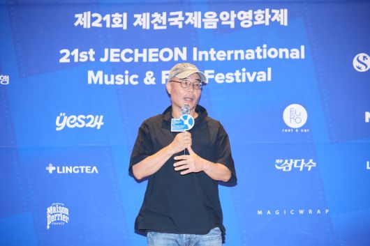 제21회 제천국제음악영화제 공식 기자회견에 참석해 트레일러에 대해 설명하는 이명세 감독. 제천국제음악영화제 제공