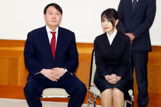 지난 2019년 7월 25일 청와대에서 열린 임명장 수여식에 자리한 윤석열 당시 신임 검찰총장과 부인 김건희씨. 연합뉴스