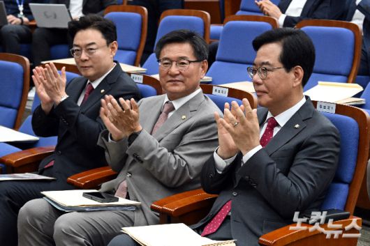 지난 6월 16일 서울 여의도 국회에서 열린 2025 국민의힘 원내대표 선출 의원총회에서 송언석·이헌승·김성원 후보(오른쪽부터)가 박수를 치고 있다. 윤창원 기자