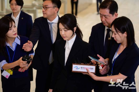 윤석열 전 대통령의 부인 김건희 씨가 6일 오전 서울 종로구 KT 광화문빌딩 웨스트에 마련된 민중기 특별검사 사무실로 출석하고 있다. 사진공동취재단