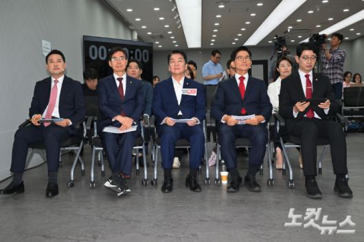 3일 서울 여의도 국민의힘 중앙당사에서 열린 제6차 전당대회 당 대표 후보자 비전대회에 참석한 후보들이 대회시작을 기다리고 있다. 왼쪽부터 장동혁·조경태·안철수·김문수·주진우 후보. 예비경선 결과 주진우 의원이 탈락하며 김문수 후보, 안철수 후보, 장동혁 후보, 조경태 후보가 본경선에 진출했다. 황진환 기자