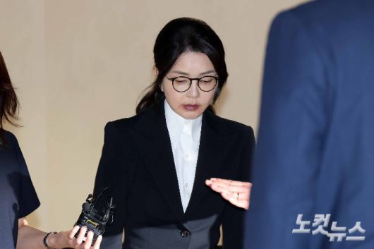 윤석열 전 대통령 부인 김건희 씨가 6일 서울 광화문 KT웨스트빌딩에 마련된 민중기 특별검사팀에 출석해 조사를 마친 뒤 귀가하고 있다. 박종민 기자