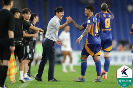 골 들어가자 기뻐하는 신태용 울산 감독. 한국프로축구연맹 제공