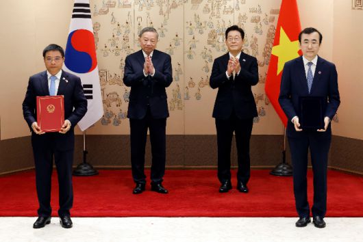 이세훈 금융감독원장 대행과 응우옌 반 탕 베트남 재무부 장관이 11일 서울 용산 대통령실 청사에서 이재명 대통령과 또 럼 베트남 당 서기장이 임석한 가운데 열린 양해각서(MOU) 서명식에서 금융감독당국 간 협력 MOU에 서명 뒤 기념촬영을 하고 있다. 연합뉴스