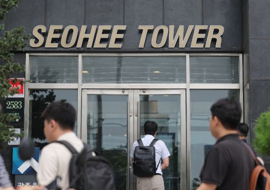 11일 김건희 여사의 의혹들을 수사하는 민중기 특별검사팀이 '나토 목걸이 의혹'과 관련해 압수수색 중인 서울 서초구 양재동 서희건설 사옥 모습. 연합뉴스