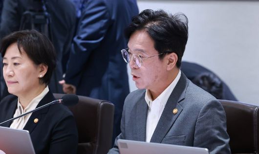 김영훈 고용노동부 장관이 지난달 29일 서울 용산 대통령실 청사에서 열린 국무회의에서 산업재해 관련 발표를 하고 있다. 연합뉴스