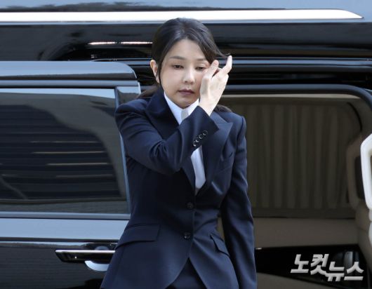 자본시장과 금융투자업에 관한 법률 위반, 정치자금법 위반, 특정범죄 가중처벌 등에 관한 법률 위반(알선수재) 등의 혐의를 받는 윤석열 전 대통령 부인 김건희 씨가 12일 오전 서울 서초구 서울중앙지법에서 열린 구속 전 피의자 심문(영장실질심사)에 출석하고 있다. 황진환 기자