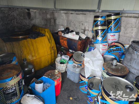 지난 11일 오전 살펴본 제주시 애월항 폐유보관시설. 50척이 넘는 어선이 드나드는 것에 비해 시설 규모는 겨우 2평 남짓이다. 이창준 기자