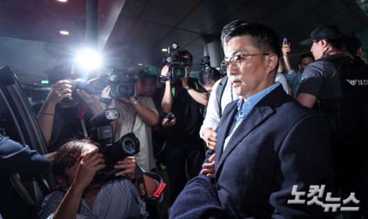 '김건희 집사' 김예성 씨가 12일 인천국제공항에서 민중기 특별검사팀에 체포된 뒤 광화문 사무실로 압송되고 있다. 영종도=박종민 기자