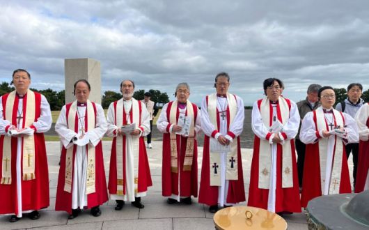 일본성공회 성직자들이 지난해 10월 제주 4·3 평화공원에서 열린 '한일성공회 선교협력 40주년 기념대회'의 일환으로 4·3사건 희생자 추도예배를 함께 드리고 있다.  양국 교회는 1967년 '한일친선회의'로 첫 발을 내디딘 이후, 청년 역사기행, 인권토론, 문화교류, 한국인 성직자 일본 파송, 제주 '우정의집' 건립 등 다양한 교류를 이어왔다.