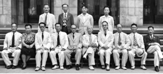 1948년 8월 5일  첫 국무회의를 마친 대한민국 초대 내각 아랫줄 왼쪽 두번째가 임영신, 여섯번째가 이승만. 대한민국 역사박물관 제공