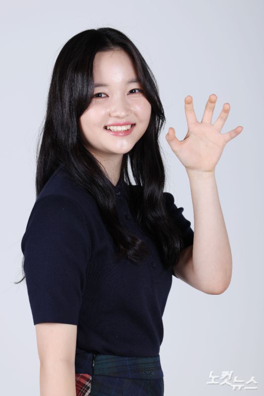 영화 '좀비딸'의 배우 최유리가 1일 서울 양천구 CBS노컷뉴스 사옥에서 인터뷰 전 포즈를 취하고 있다. 류영주 기자