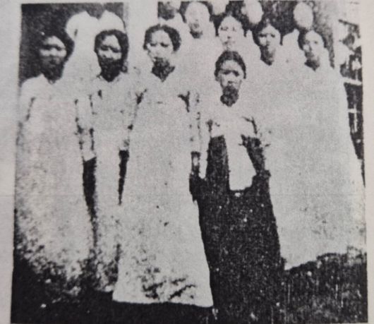 3.1만세운동직후수감됐던 기전학생들 출옥기념사진(앞줄 좌에서 두번째가 임영신). 기전여고 80년사