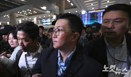 '김건희 집사' 김예성 씨가 지난 12일 인천국제공항에서 민중기 특별검사팀에 체포된 뒤 광화문 사무실로 압송되고 있다. 영종도=박종민 기자