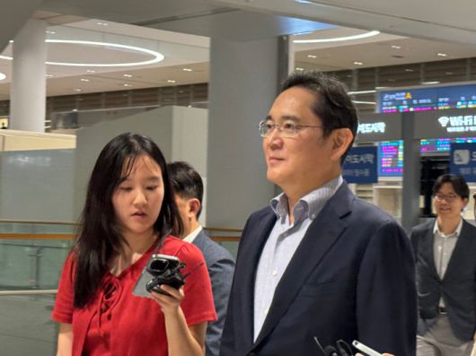 이재용 삼성전자 회장이 약 2주간의 미국 출장을 마치고 15일 새벽 인천국제공항을 통해 입국하고 있다. 연합뉴스