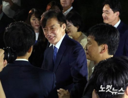 '광복절 특별사면'으로 사면·복권되는 조국 전 조국혁신당 대표가 15일 새벽 구로구 서울남부구치소를 나서며 지지자들과 밝은 표정으로 인사를 하고 있다. 윤창원 기자