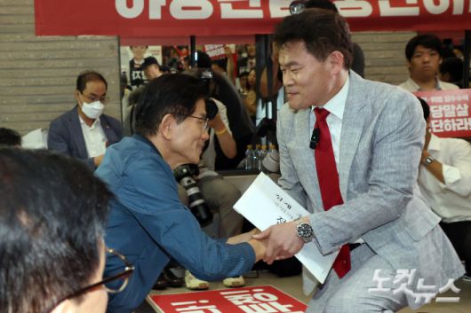 전한길 전 한국사 강사가 14일 오전 서울 여의도 국민의힘 중앙당사에서 열린 중앙윤리위원회 회의에 출석하며 전날 특검의 국민의힘 당사 압수수색을 규탄하며 농성중인 김문수 당대표 후보와 인사를 하고 있다. 윤창원 기자