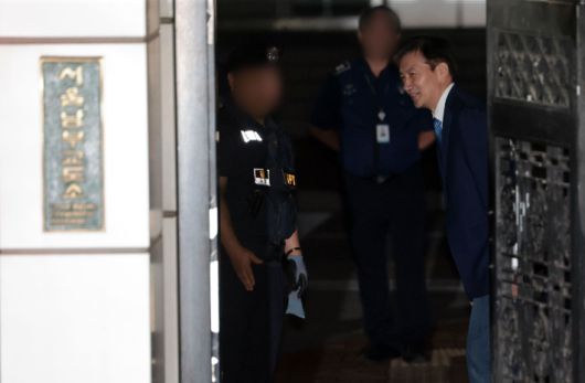 광복절 특사로 출소하는 조국 전 대표     (서울=연합뉴스) 김인철 기자 = 조국혁신당 조국 전 대표가 15일 서울 구로구 남부교도소에서 광복절 특별사면·복권 조치로 출소하며 교도소 관계자들과 인사하고 있다. 2025.8.15     yatoya@yna.co.kr (끝)   <저작권자(c) 연합뉴스, 무단 전재-재배포, AI 학습 및 활용 금지> 연합뉴스