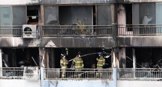 17일 서울 마포구 창전동 한 아파트에서 화재가 발생, 소방대원들이 잔불을 정리하고 있다. 연합뉴스