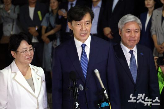 '광복절 특별사면'으로 사면·복권되는 조국 전 조국혁신당 대표가 15일 새벽 구로구 서울남부교도소를 나서며 대국민 인사를 하고 있다. 윤창원 기자