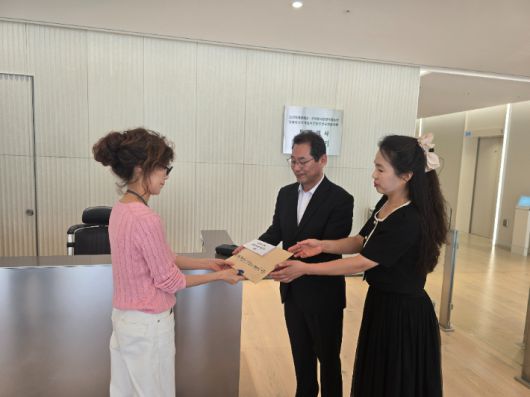 시민연대 측(우측)이 18일 김건희 특검에 진정서를 제출하고 있다. 순천시민연대 제공