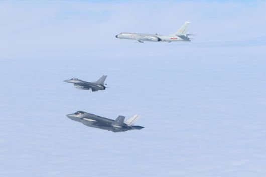 지난 2024년 7월 알래스카 부근 미국 방공식별구역(ADIZ)에 들어온 중국의 H-6K 폭격기(사진 위쪽)를 미군 전투기가 발진해 대응하는 모습. 당시 중국과 러시아는 각각 폭격기 2대씩을 동원해 알래스카 부근에서는 최초로 합동 순찰을 했다. 북미항공우주방위사령부(NORAD) 제공