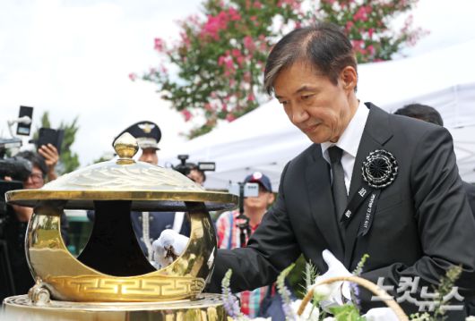 조국혁신당 조국 전 대표가 18일 서울 동작구 국립서울현충원 내 김대중 전 대통령 묘역을 찾아 참배를 하고 있다. 윤창원 기자