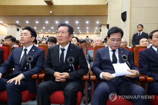 (서울=연합뉴스) 김도훈 기자 = 국민의힘 송언석 비대위원장과 더불어민주당 정청래 대표가 18일 서울 동작구 국립서울현충원 현충관에서 열린 김대중 전 대통령 서거 16주기 추모식에 참석해 있다. 2025.8.18 superdoo82@yna.co.kr 연합뉴스