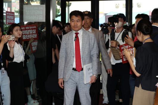 전한길 전 한국사 강사가 14일 오전 서울 여의도 국민의힘 중앙당사에서 열린 중앙윤리위원회 회의에 출석을 위해 당사로 들어서고 있다. 윤창원 기자