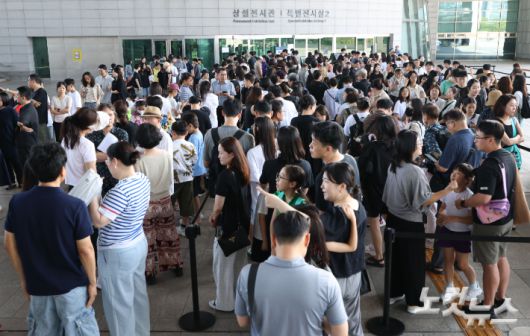 최근 '케이팝 데몬 헌터스' 등 K-콘텐츠 인기 속에 지난 11일 오전 서울 용산구 국립중앙박물관 앞 광장이 입장을 대기하는 시민들로 북적이고 있다. 류영주 기자