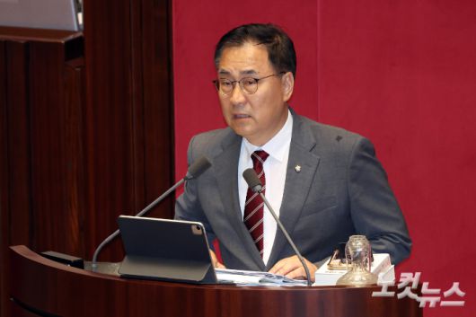 국민의힘 최형두 의원이 21일 서울 여의도 국회 제428회국회(임시회) 제1차 본회의에서 한국교육방송공사법 일부개정법률안(EBS법)이 상정되자 무제한토론(필리버스터)에 나서고 있다. 윤창원 기자