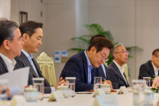 이재명 대통령, 미일 순방 경제인 간담회     (서울=연합뉴스) 이재명 대통령이 19일 서울 용산 대통령실 청사에서 미일 순방 경제인 간담회 중 메모 하고 있다.      왼쪽부터 장재훈 현대차 부회장, 이재용 삼성전자 회장, 이 대통령, 구광모 LG그룹 회장, 박지원 두산그룹 부회장 겸 두산에너빌리티 회장. 2025.8.19 [대통령실 제공. 재판매 및 DB 금지]     photo@yna.co.kr (끝)   <저작권자(c) 연합뉴스, 무단 전재-재배포, AI 학습 및 활용 금지> 연합뉴스