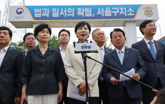 3대 특검 종합대응특위 서울구치소 앞 브리핑     (의왕=연합뉴스) 박동주 기자 = 더불어민주당 3대 특검 종합대응특별위원회의 의원들이 11일 윤석열 전 대통령이 수감된 서울구치소를 방문해 취재진 앞에서 브리핑하고 있다. 2025.8.11     pdj6635@yna.co.kr (끝)   <저작권자(c) 연합뉴스, 무단 전재-재배포, AI 학습 및 활용 금지> 연합뉴스