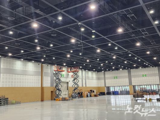 정상회의가 열리는 경주화백컨벤션센터. 리모델링 공사가 한창 진행되고 있다. 문석준 기자