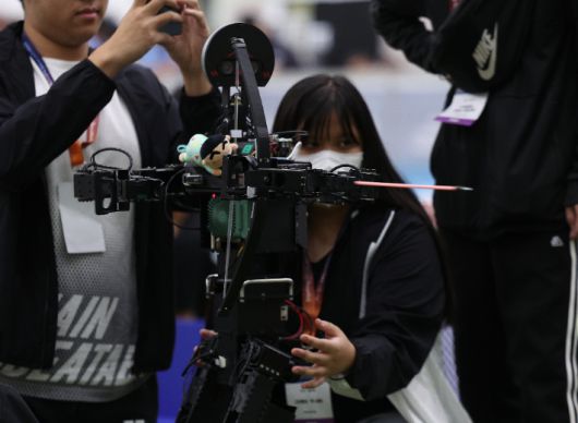 11일 대구 북구 엑스코에서 개막한 '세계로봇스포츠연맹(FIRA) 로보월드컵 앤 써밋 2025'에서 참가자들이 로봇 테스트를 하고 있다. 연합뉴스