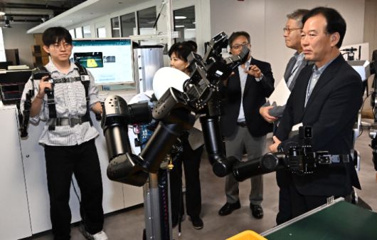 정태호 국정기획위원회 경제1분과장과 기획위원, 전문위원들이 7일 서울 관악구 서울대학교 해동첨단공학관에서 열린 국정위 '기술과 아이디어로 혁신하는 우리곁의 AI 클러스터' 현장방문 행사에서 원격조종을 통한 데이터수집 및 모방학습 추론 시연을 살펴보고 있다. 연합뉴스