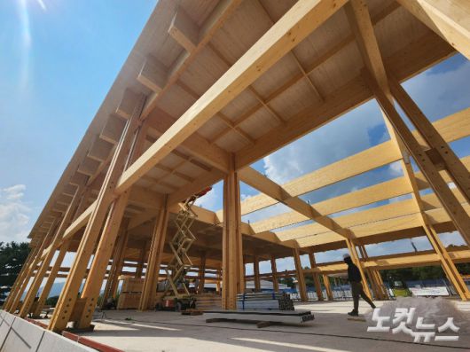 국립경주박물관에 조성하고 있는 APEC 정상회의 만찬장 공사 현장. 현재 지붕 공사를 진행하고 있다. 문석준 기자