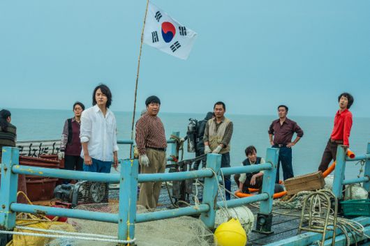 류승룡은 바다 촬영보다 오히려 수조 세트 촬영이 더 힘들었다고 털어놨다. 그는 "기계로 파도를 일으키고 스태프들이 줄을 밀고 당겨야 해서 시간도 오래걸렸다. 후시 녹음도 해야만 했다"고 밝혔다. 월트디즈니 컴퍼니 코리아 제공