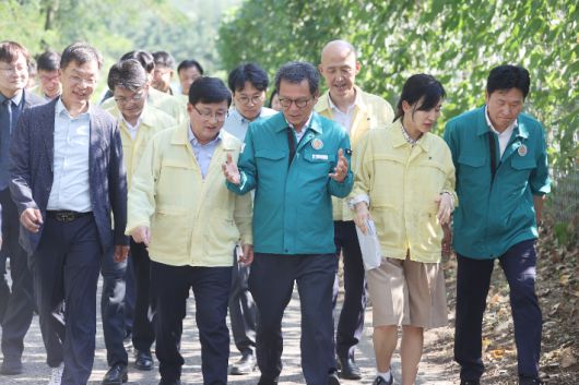 강릉시는 지난 22일 김성환 환경부 장관이 오봉저수지를 방문해 가뭄 상황을 점검하는 자리에서 시의 대응 현황을 브리핑하고 향후 정부 지원 사항을 건의했다. 강릉시 제공