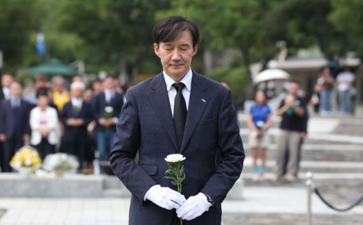 조국혁신당 조국 혁신정책연구원장이 25일 오전 경남 김해시 진영읍 봉하마을 노무현 전 대통령 묘역을 참배하고 있다. 연합뉴스