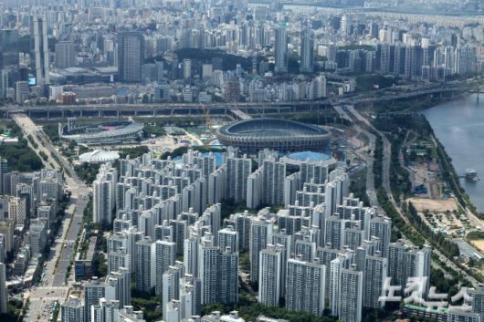 6·27 대출 규제 영향으로 지난달 서울 집값 상승세가 주춤해진 것으로 나타났다. 박종민 기자