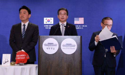 강훈식 대통령 비서실장(왼쪽부터), 김용범 대통령실 정책실장, 위성락 국가안보실장이 25일(현지시간) 미국 워싱턴DC의 한국프레스센터가 마련된 호텔에서 이재명 대통령과 도널드 트럼프 미국 대통령의 한미정상회담 관련 브리핑을 하고 있다. 연합뉴스