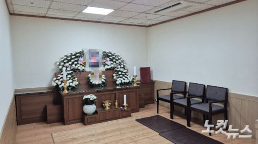 지난 25일 오전 서울 강서구 염창동에 있는 맨홀 안에서 보수 공사를 하다 목숨을 잃은 A씨의 빈소가 마련된 모습. 송선교 기자