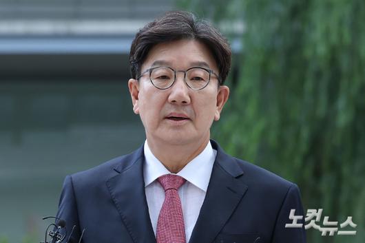 통일교로부터 불법 정치자금을 수수한 의혹을 받는 권성동 국민의힘 의원이 27일 오전 서울 종로구 KT광화문빌딩에 마련된 김건희 특검팀(특별검사 민중기) 사무실에 피의자 신분으로 조사를 받기 위해 출석하는 모습. 류영주 기자