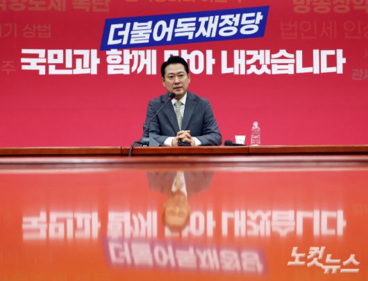 국민의힘 장동혁 신임 당대표가 26일 오전 국회에서 기자회견을 갖고 취재진의 질문에 답하고 있다. 황진환 기자