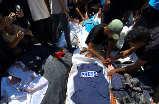 지난 20일 이스라엘의 가자지구 남부 병원 공습으로 사망한 팔레스타인 언론인들의 시신을 애도하는 사람들. 뉴욕타임즈 캡처